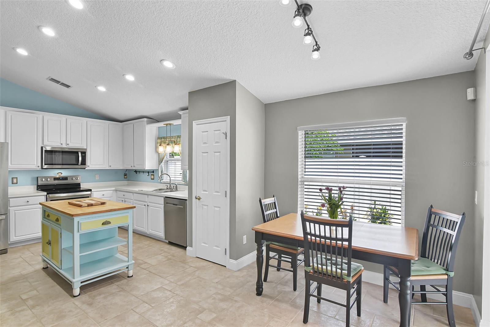 Image 12 of 43 For 578 Darkwood Avenue