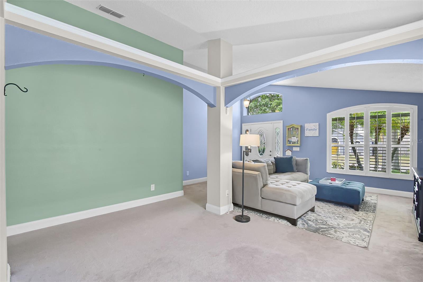 Image 18 of 43 For 578 Darkwood Avenue