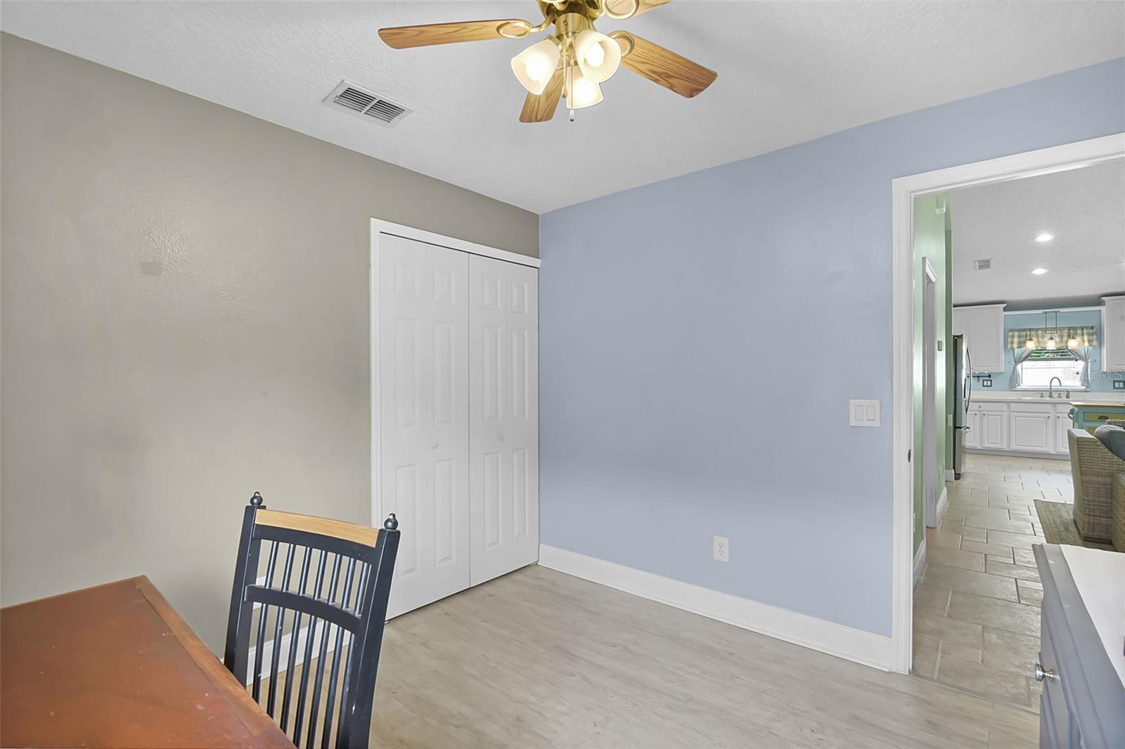 Image 19 of 43 For 578 Darkwood Avenue