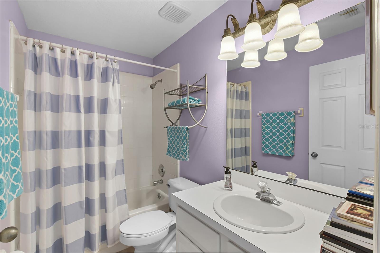 Image 21 of 43 For 578 Darkwood Avenue