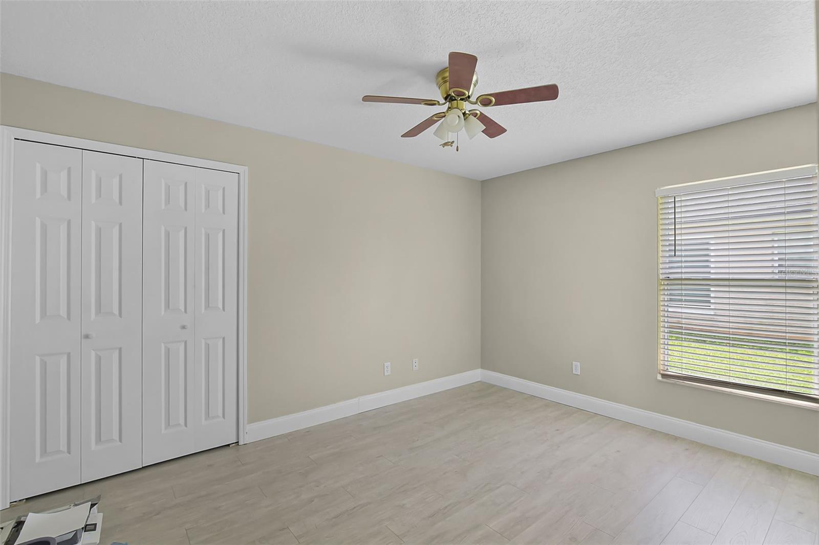 Image 22 of 43 For 578 Darkwood Avenue