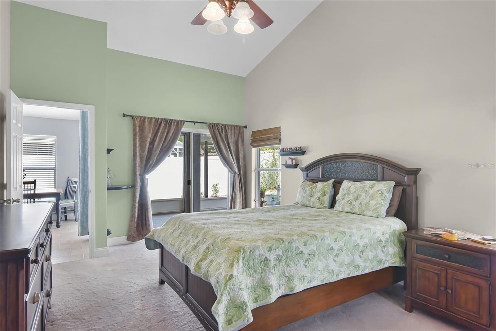 Image 24 of 43 For 578 Darkwood Avenue
