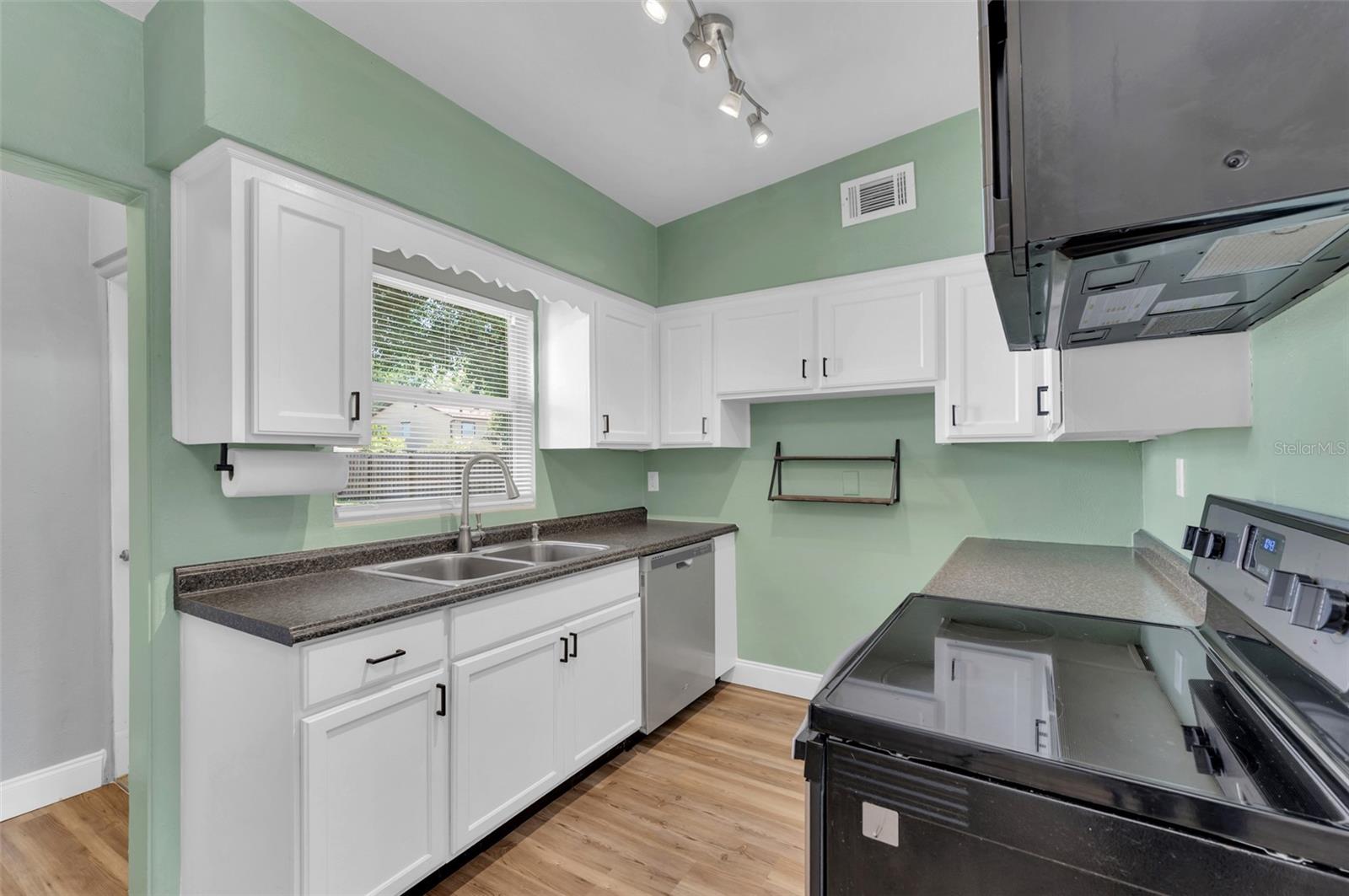 Image 3 of 40 For 2903 Michigan Street