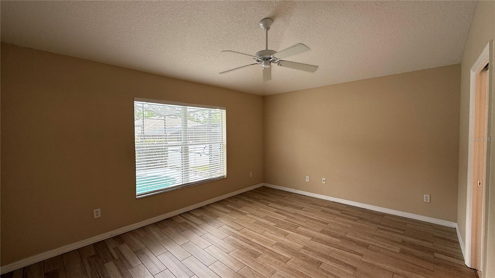 Image 13 of 36 For 148 Chaucer Avenue