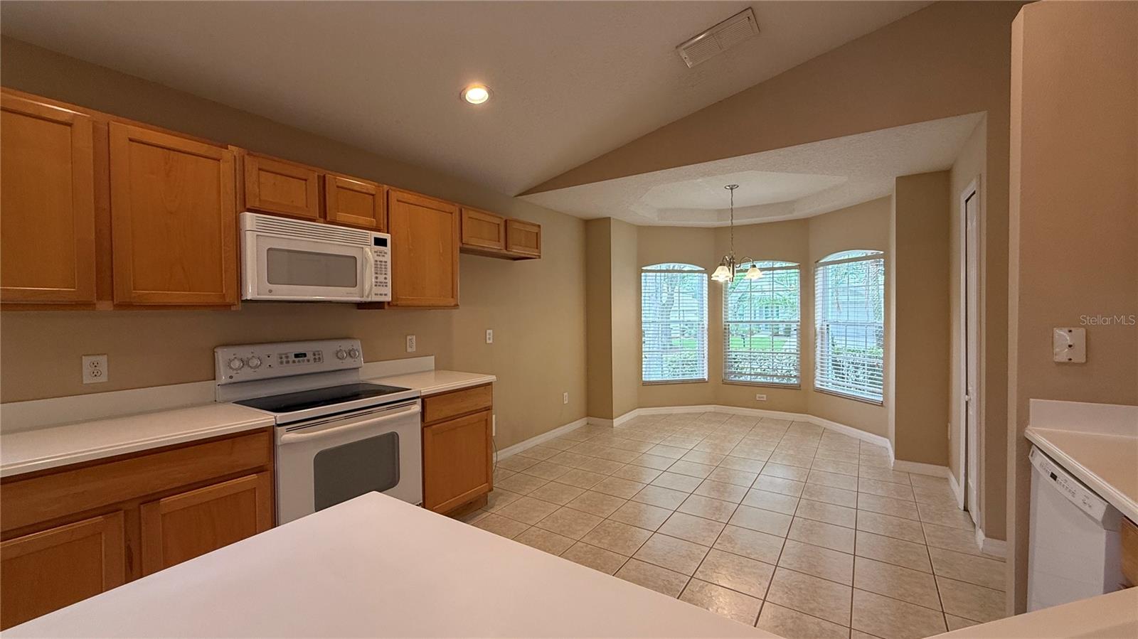 Image 5 of 36 For 148 Chaucer Avenue