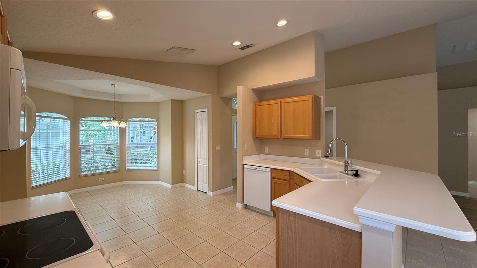 Image 7 of 36 For 148 Chaucer Avenue