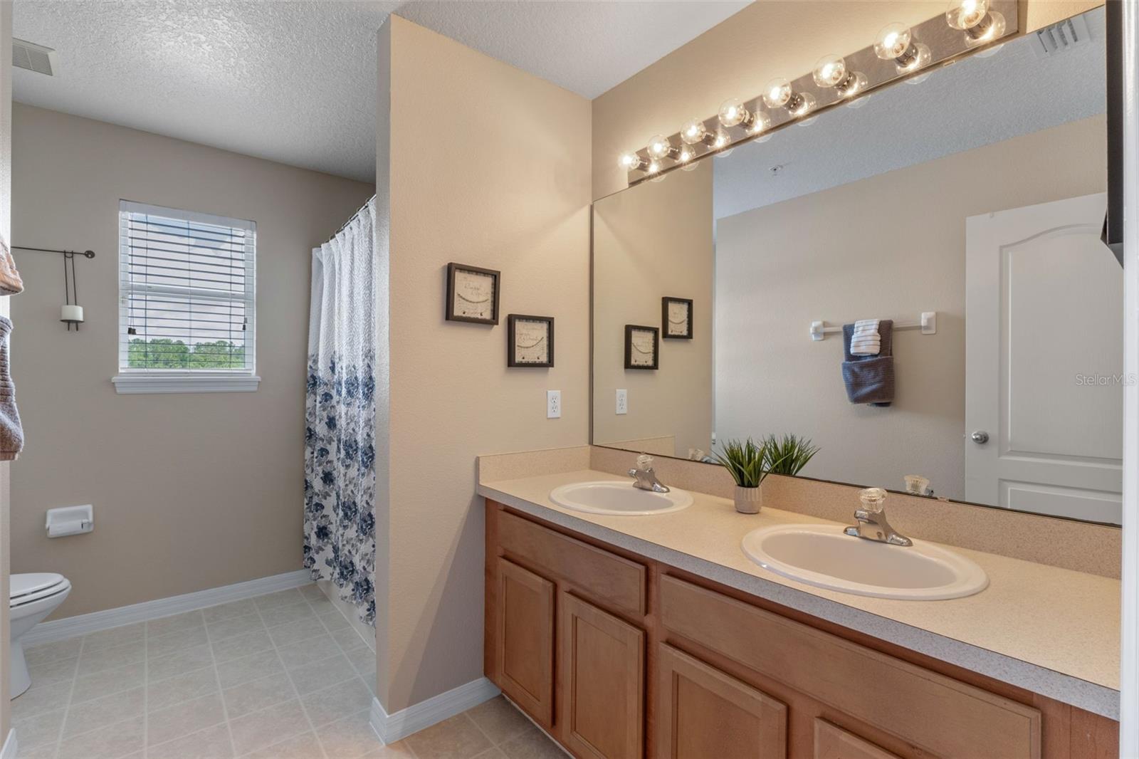 Image 19 of 43 For 10435 Eastpark Lake Drive