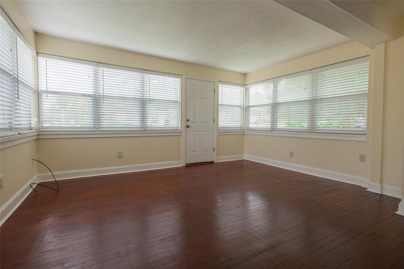 Image 11 of 31 For 821 Hillcrest Street