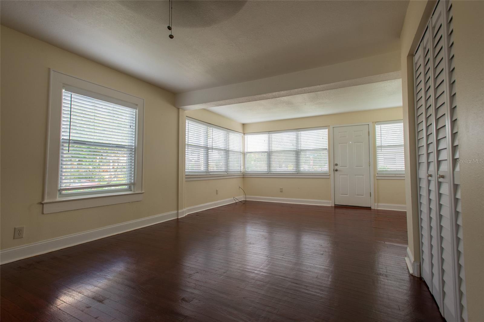 Image 12 of 31 For 821 Hillcrest Street