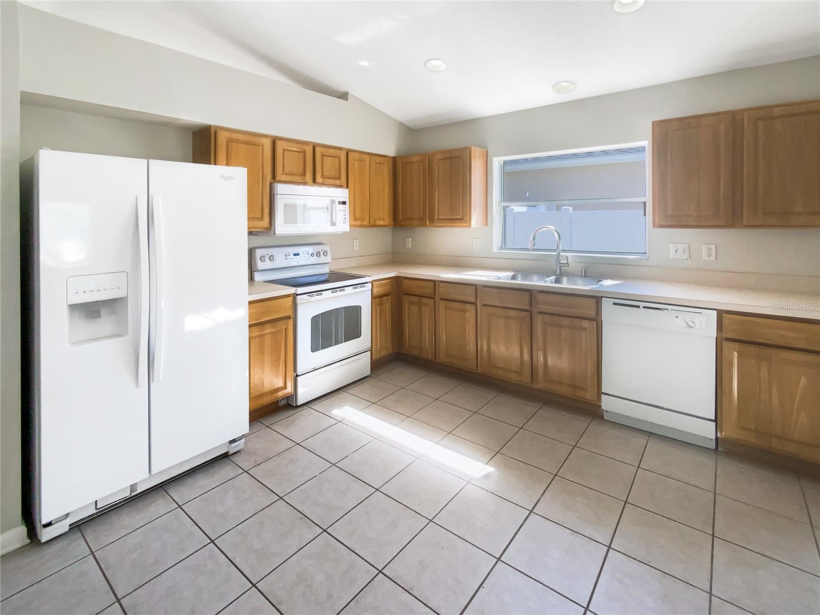 Listing photo id 11 for 30406 Arrochar Street