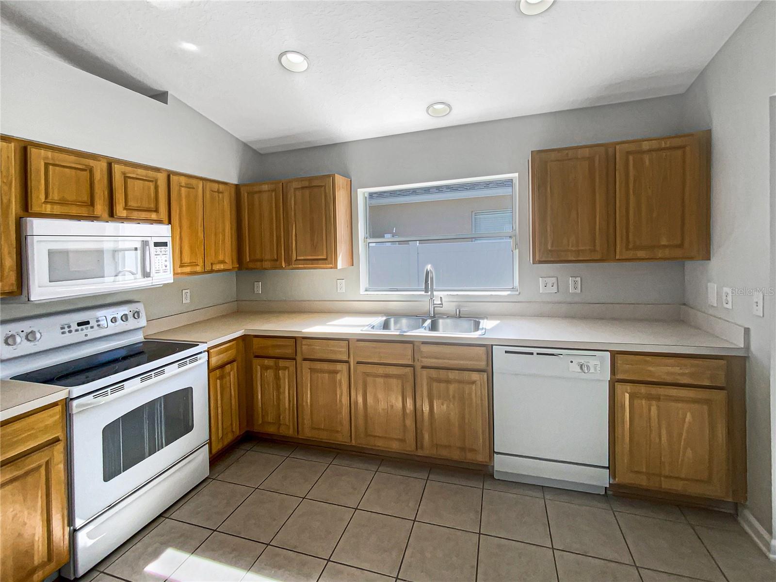 Listing photo id 4 for 30406 Arrochar Street