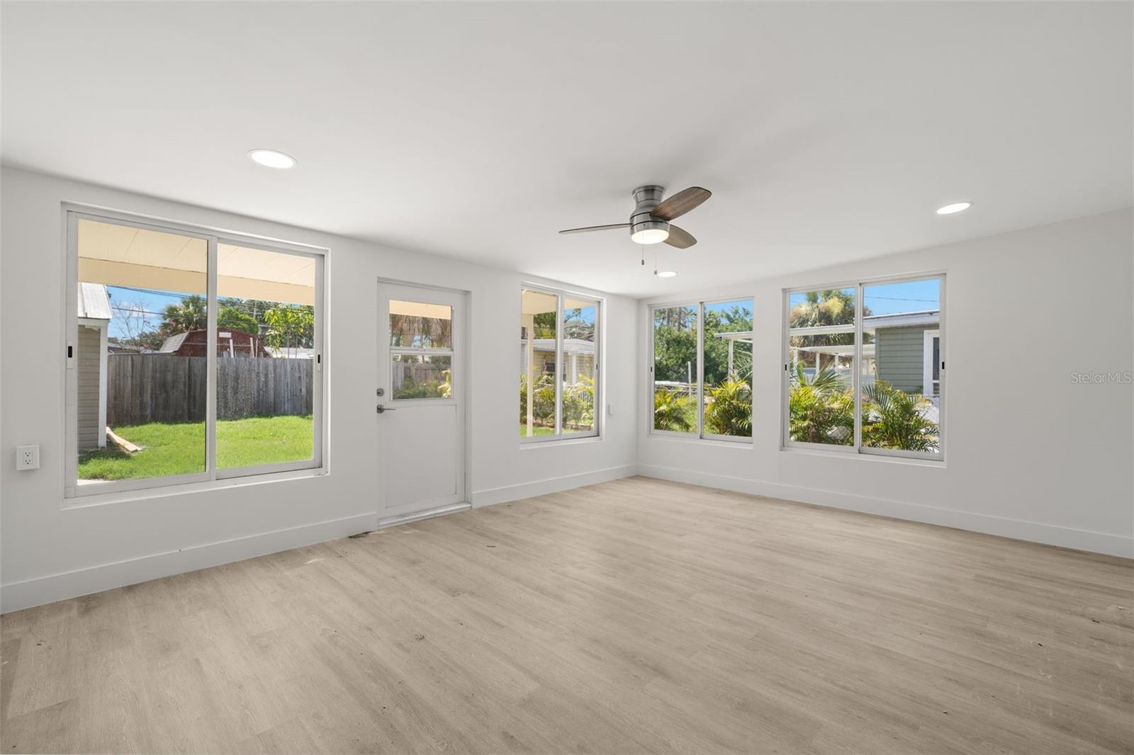 Image 17 of 25 For 4135 Des Moines Street Ne 4135