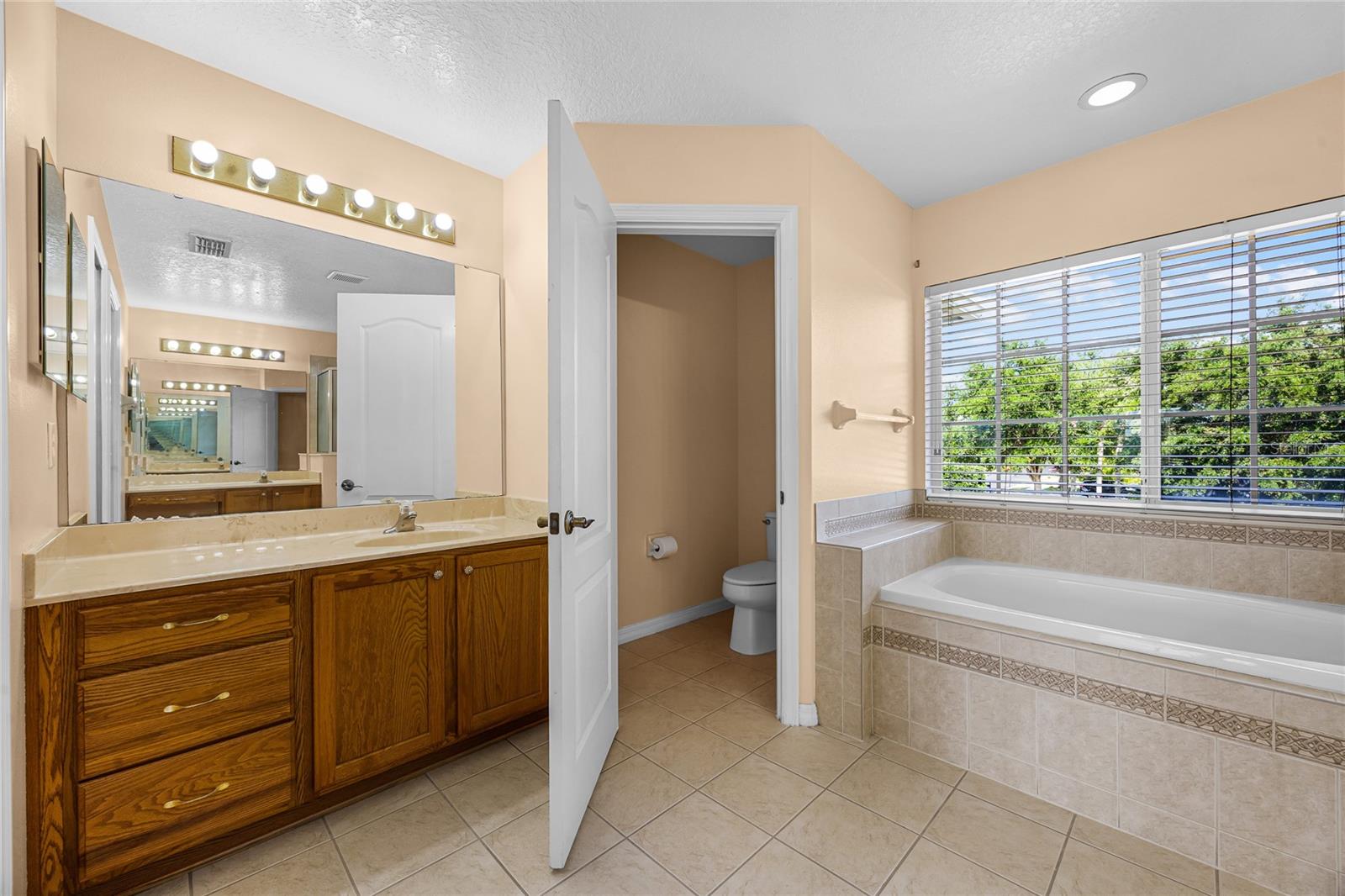 Image 16 of 62 For 346 Willet Avenue
