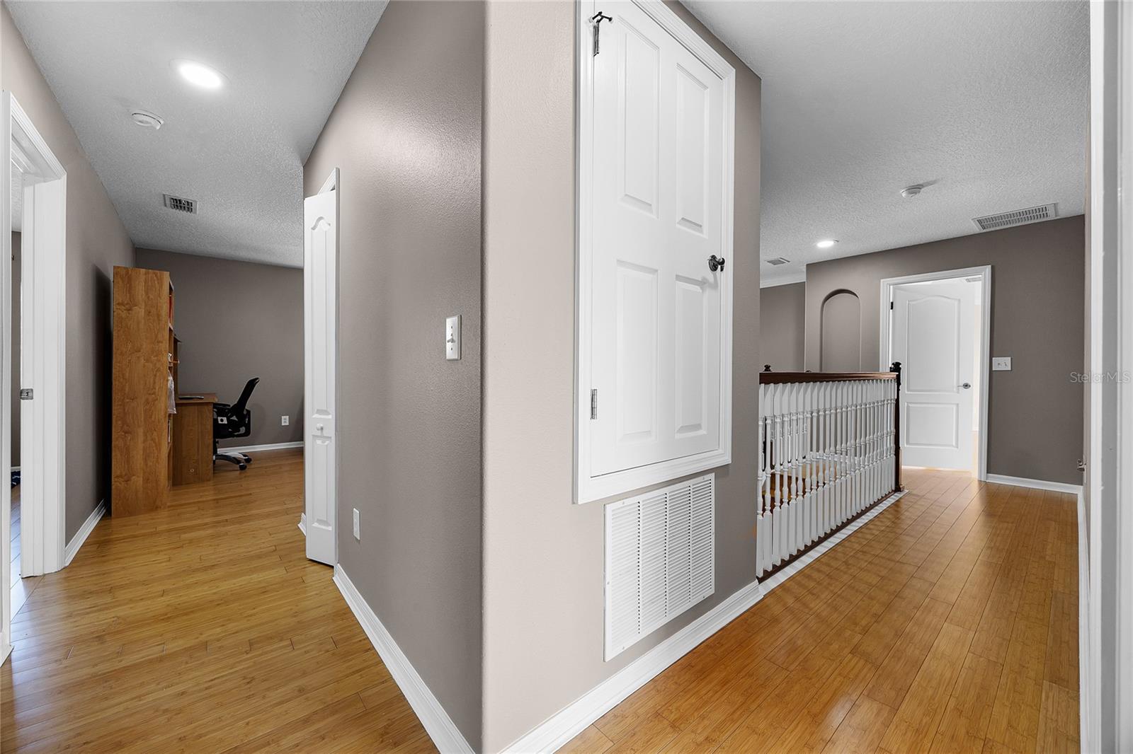 Image 30 of 62 For 346 Willet Avenue