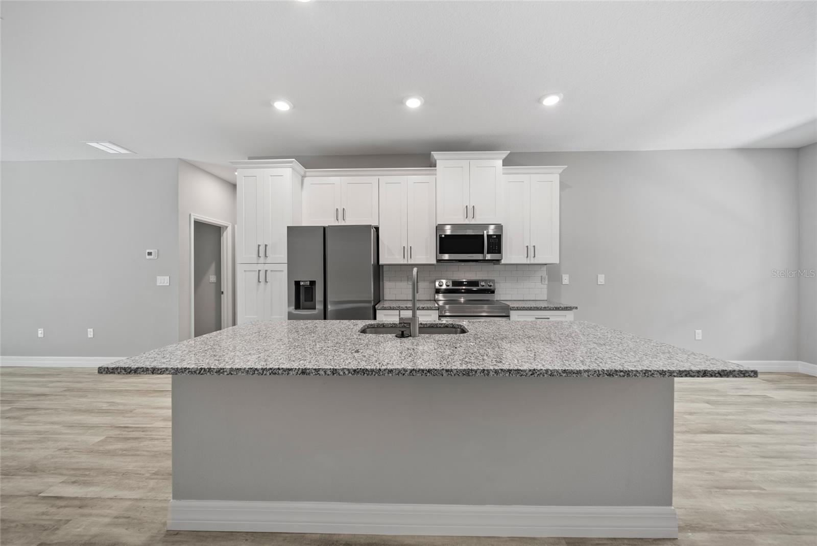 Listing photo id 2 for 887 Weldon Lane