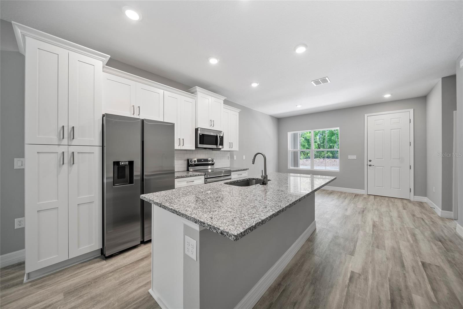 Listing photo id 3 for 887 Weldon Lane