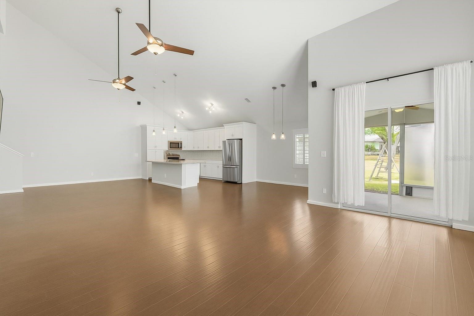 Image 3 of 24 For 2565 Albion Avenue 2