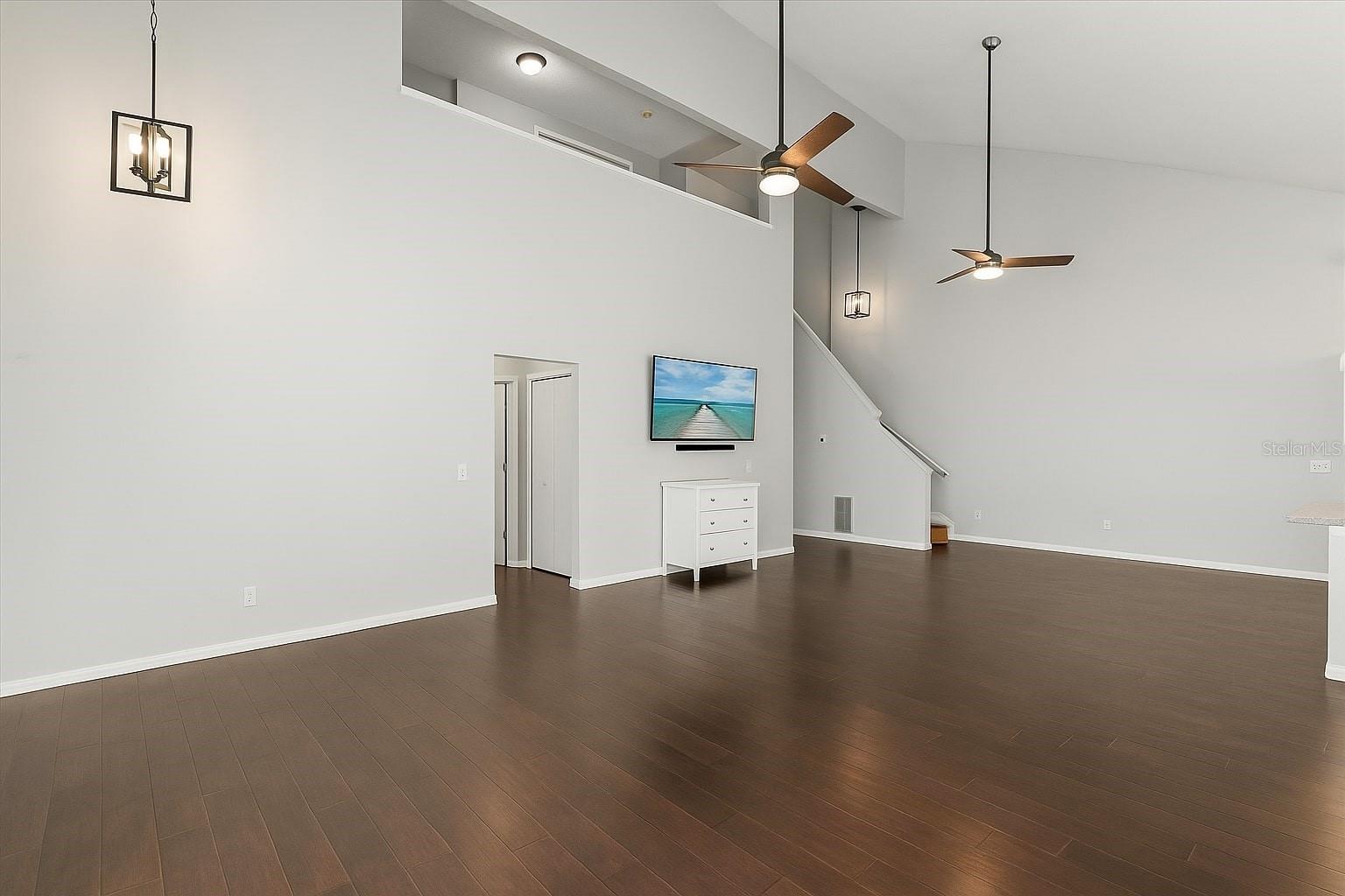 Image 4 of 24 For 2565 Albion Avenue 2