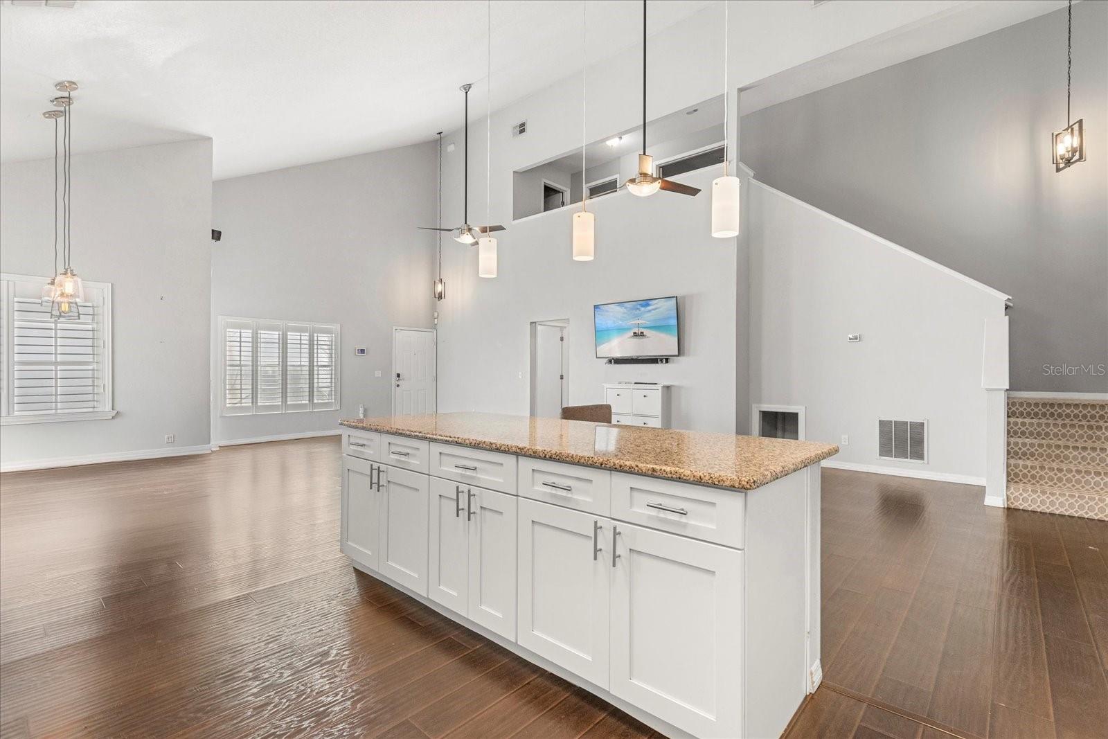 Image 7 of 24 For 2565 Albion Avenue 2
