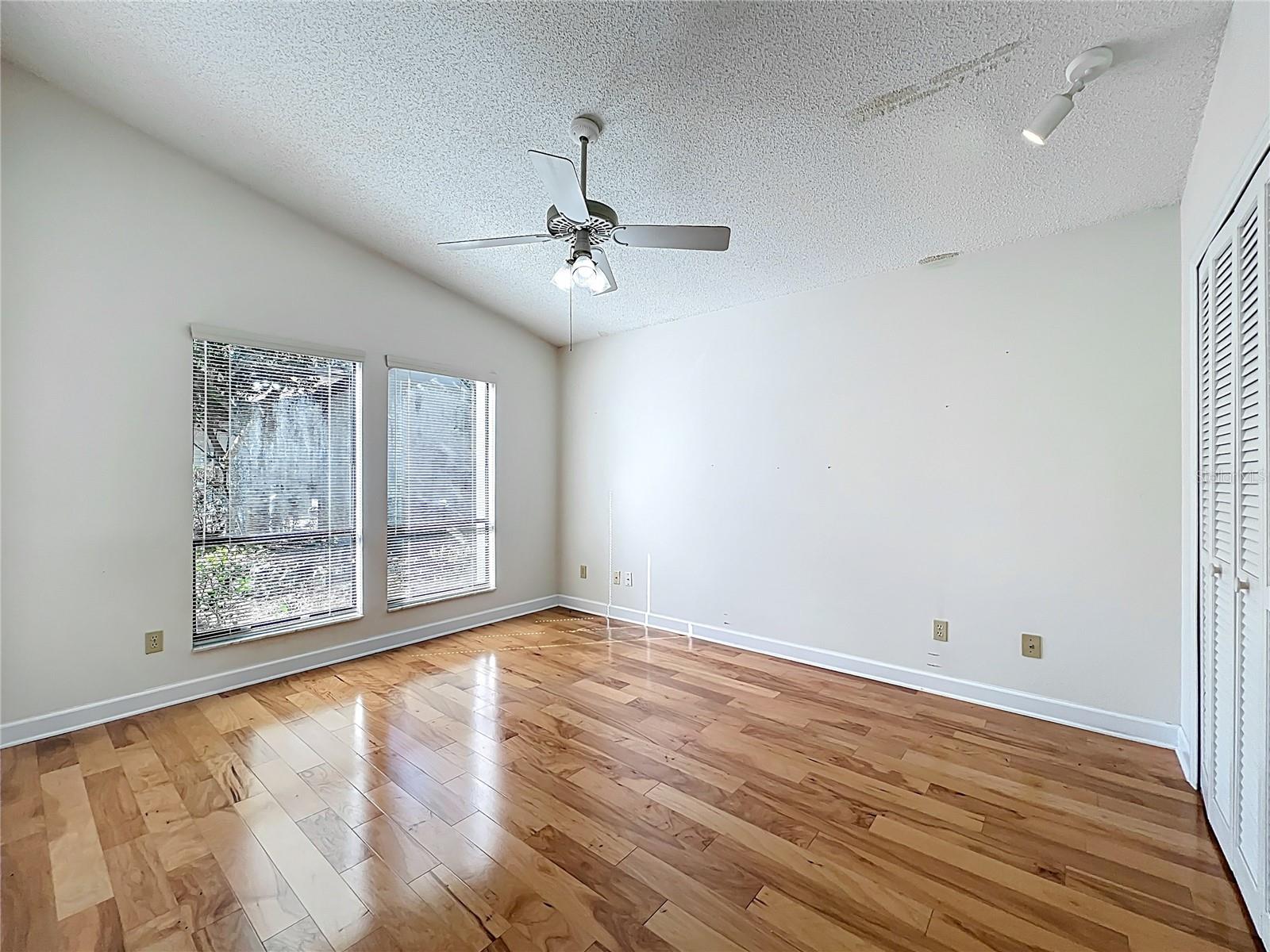 Image 17 of 54 For 136 Bridgeview Court