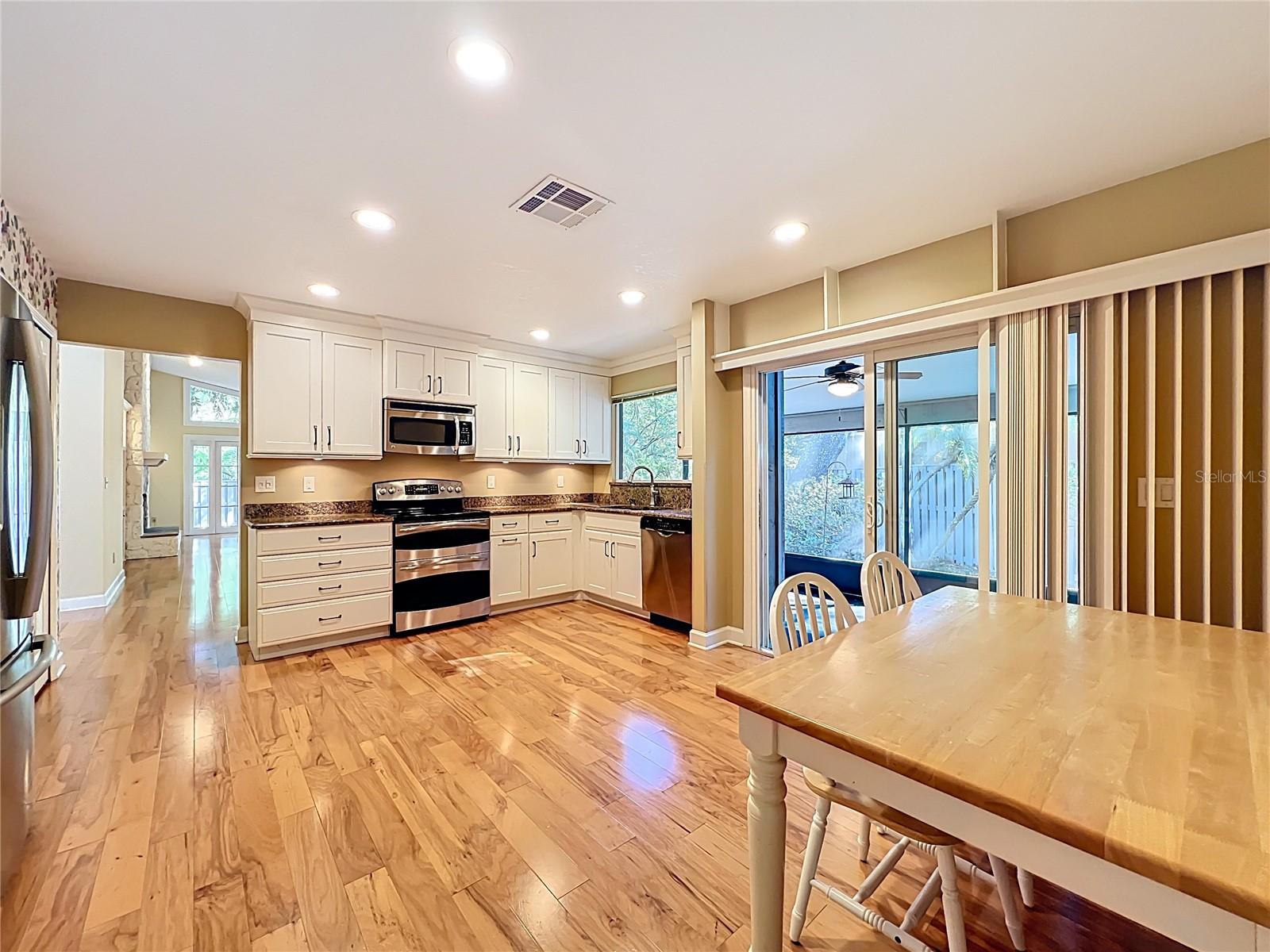 Image 18 of 54 For 136 Bridgeview Court