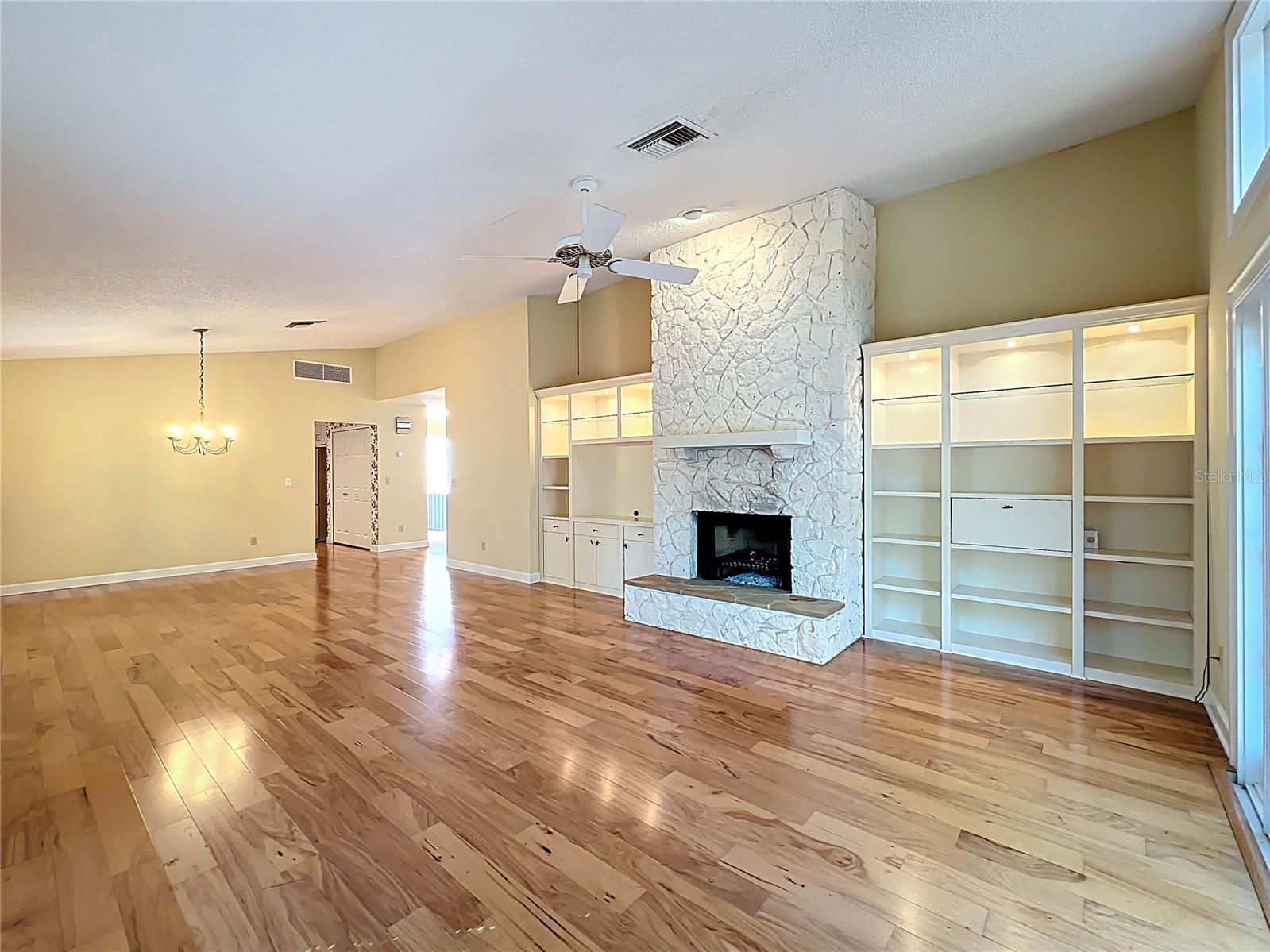 Image 21 of 54 For 136 Bridgeview Court