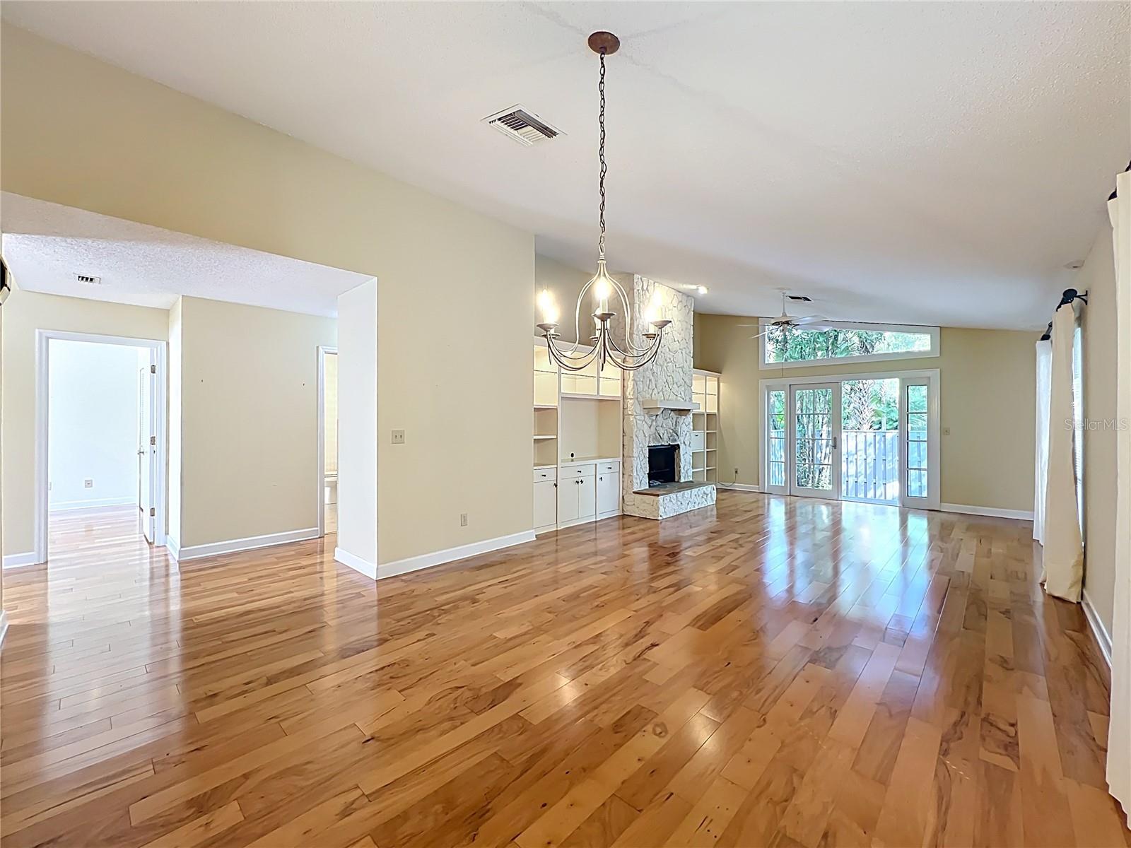 Image 25 of 54 For 136 Bridgeview Court