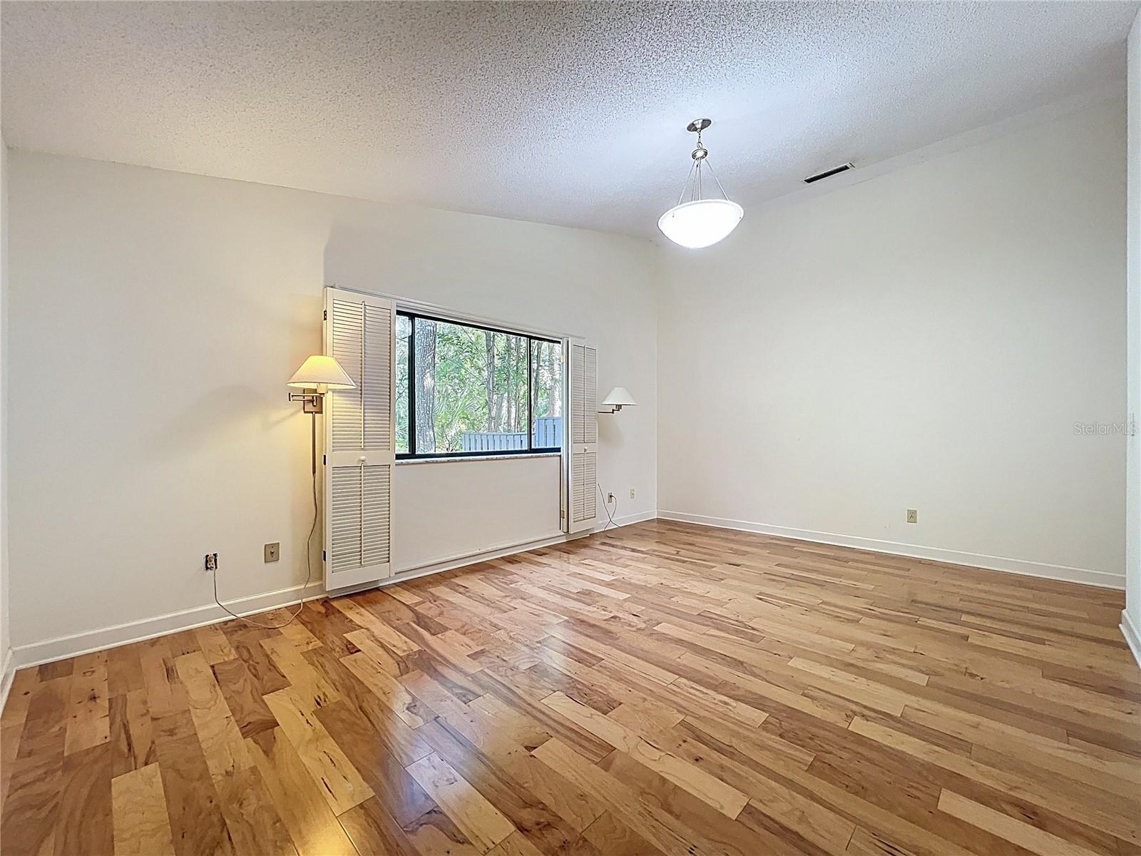 Image 4 of 54 For 136 Bridgeview Court