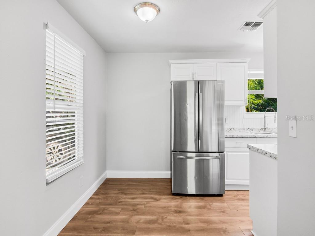 Listing photo id 9 for 1325 17th Court Sw