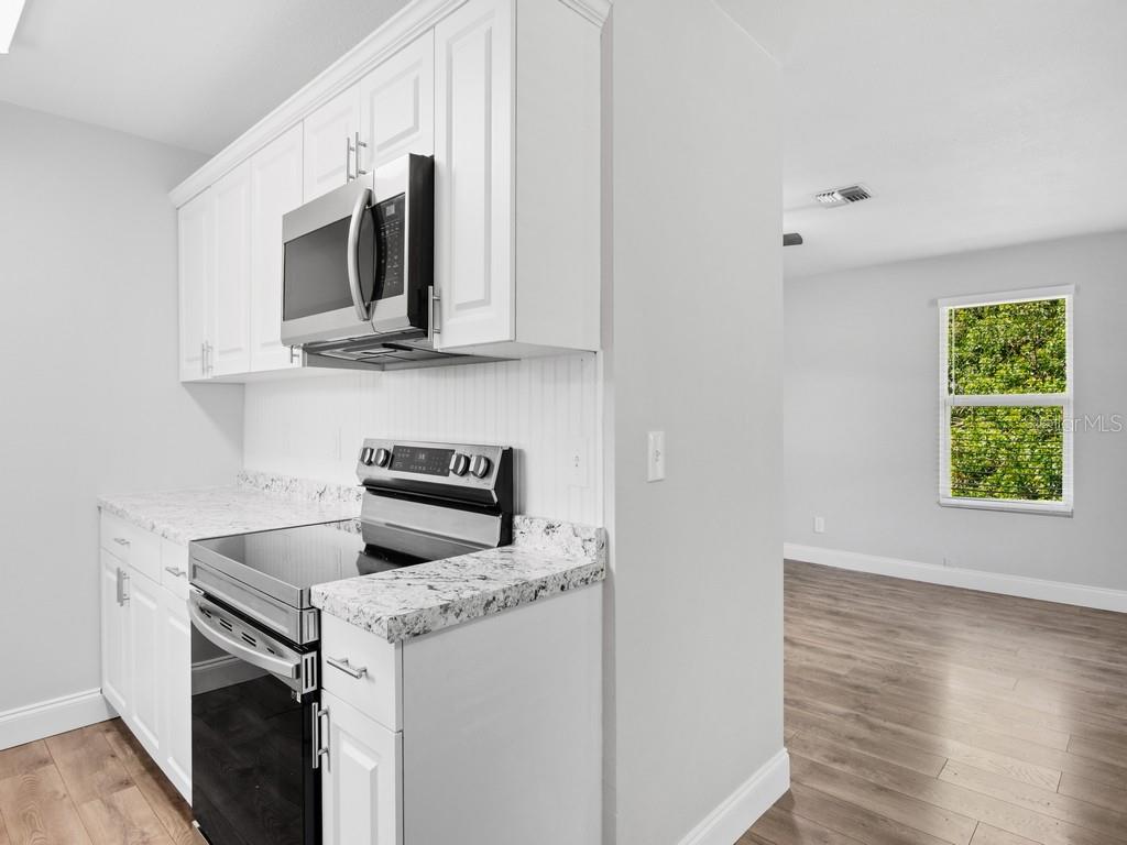 Listing photo id 11 for 1325 17th Court Sw