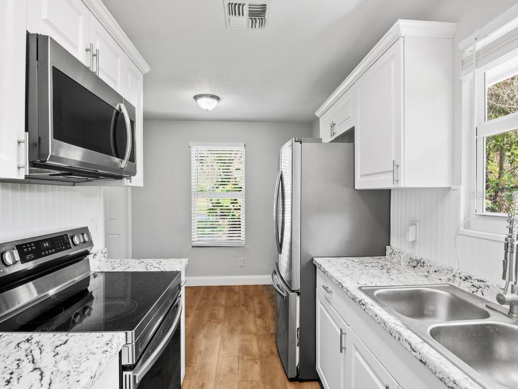 Listing photo id 13 for 1325 17th Court Sw