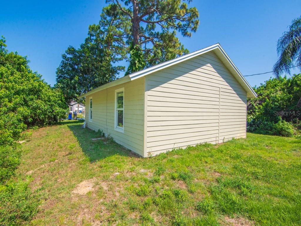 Listing photo id 1 for 1325 17th Court Sw