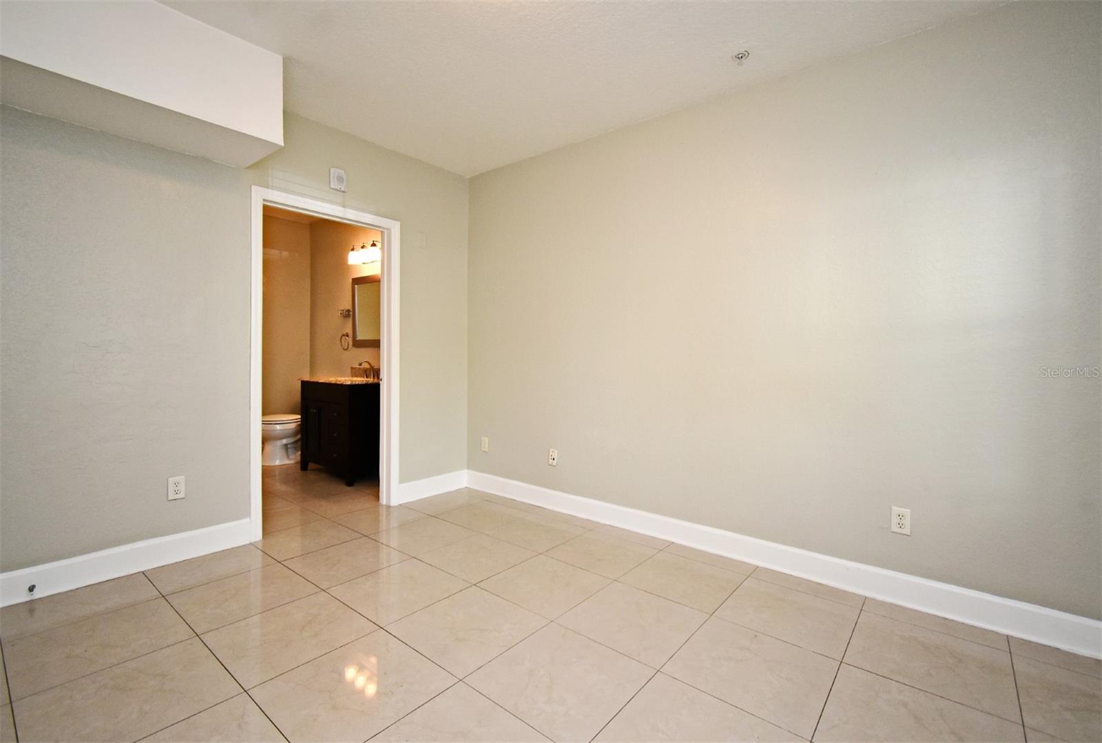 Image 37 of 51 For 206 South Street 1018