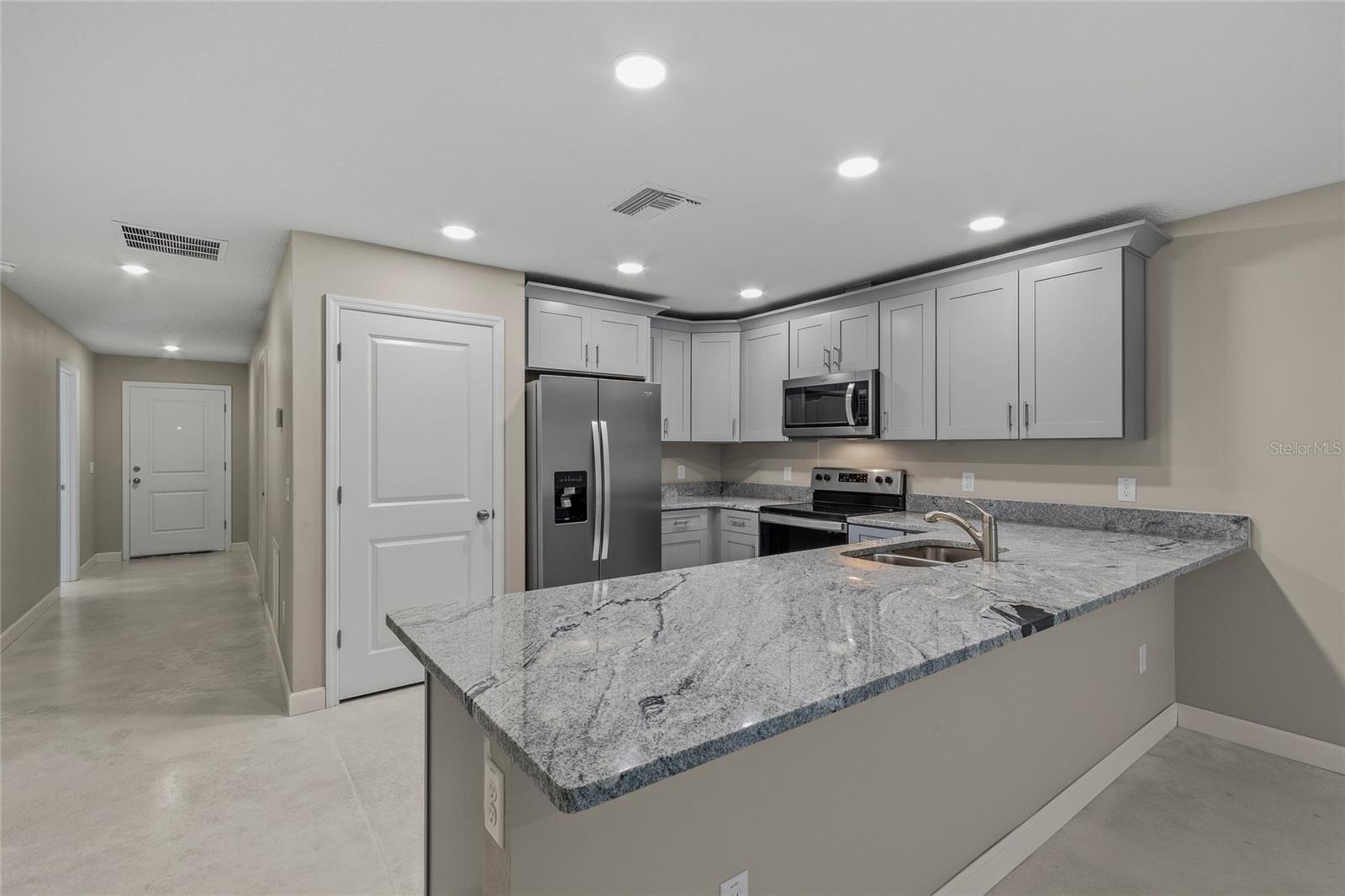 Image 2 of 15 For 925 Clifford Avenue 927