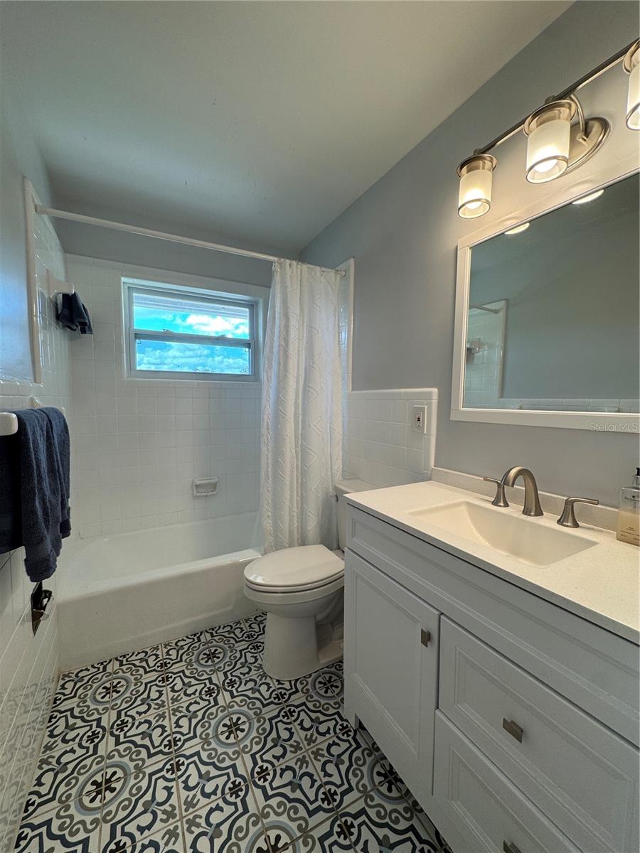Image 9 of 16 For 1700 Overlake Avenue