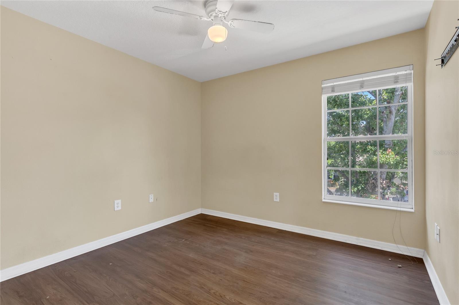 Listing photo id 11 for 4722 67th Avenue N