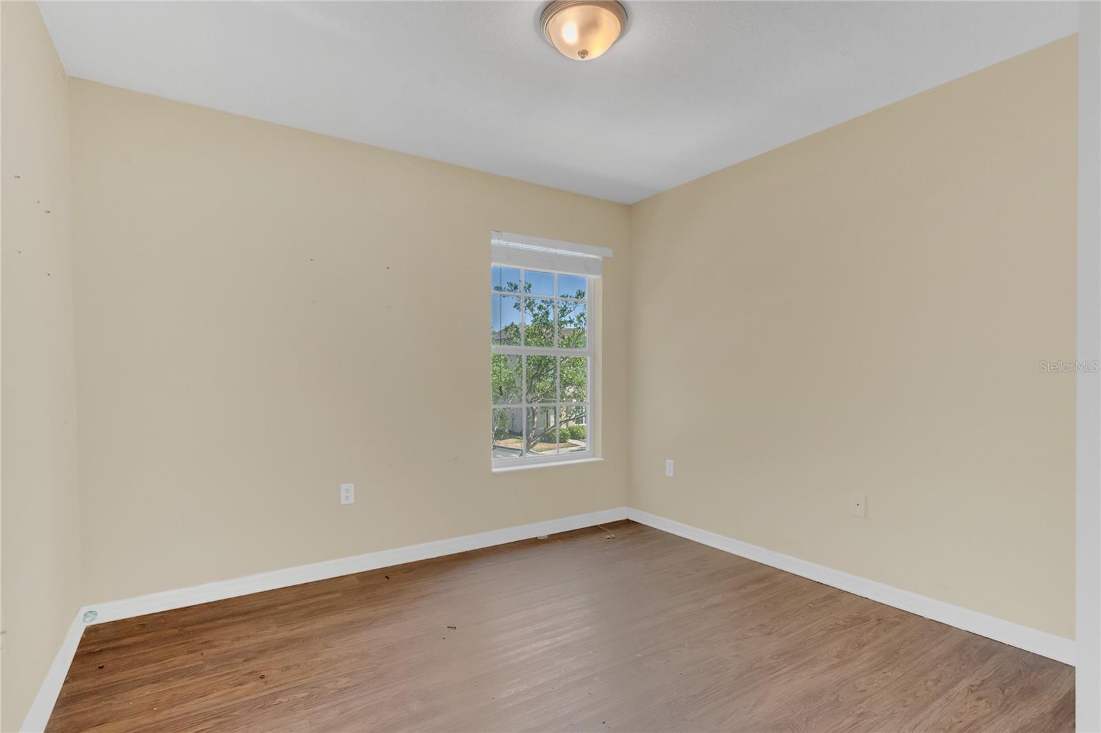 Listing photo id 12 for 4722 67th Avenue N