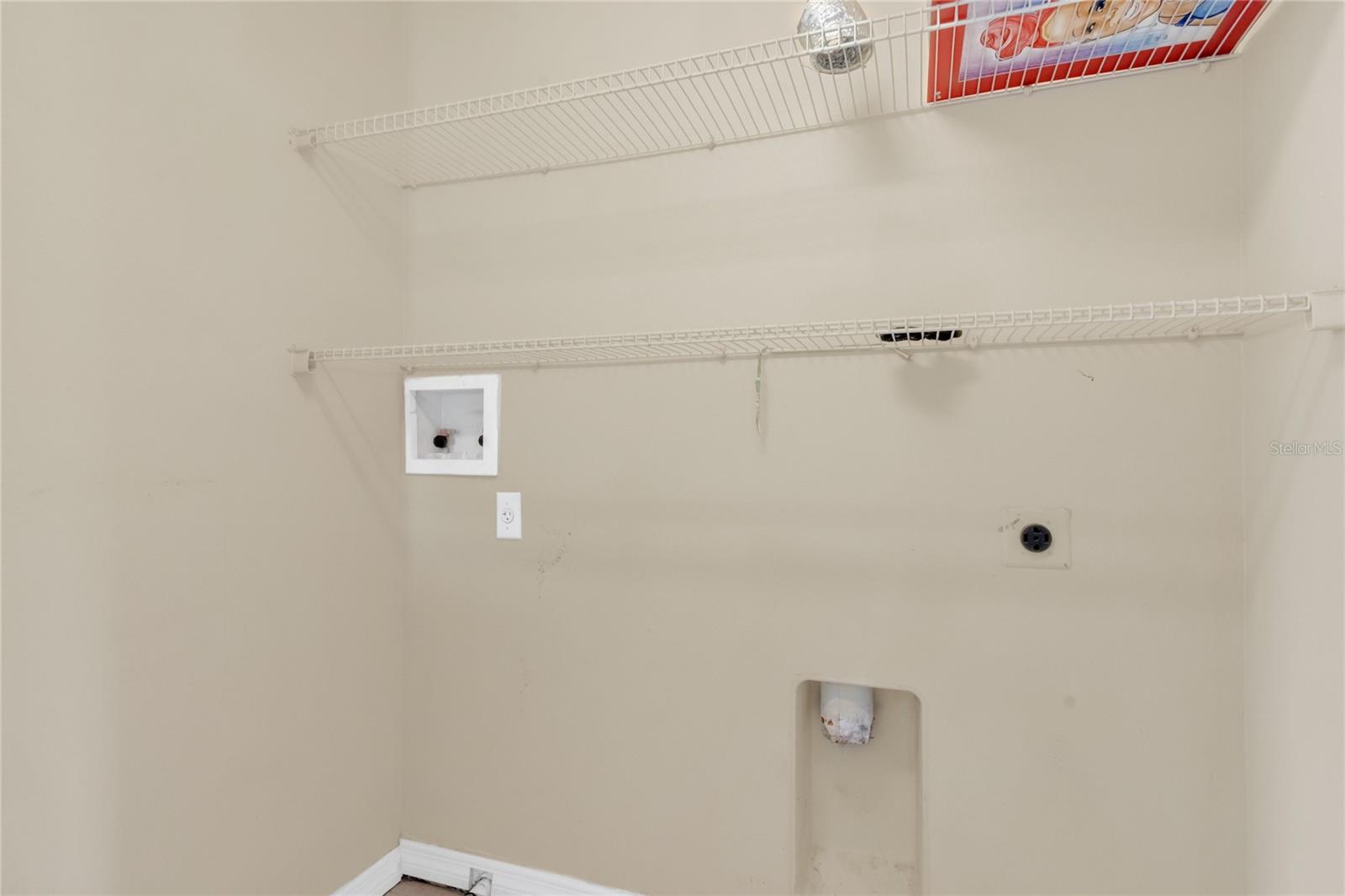 Listing photo id 13 for 4722 67th Avenue N