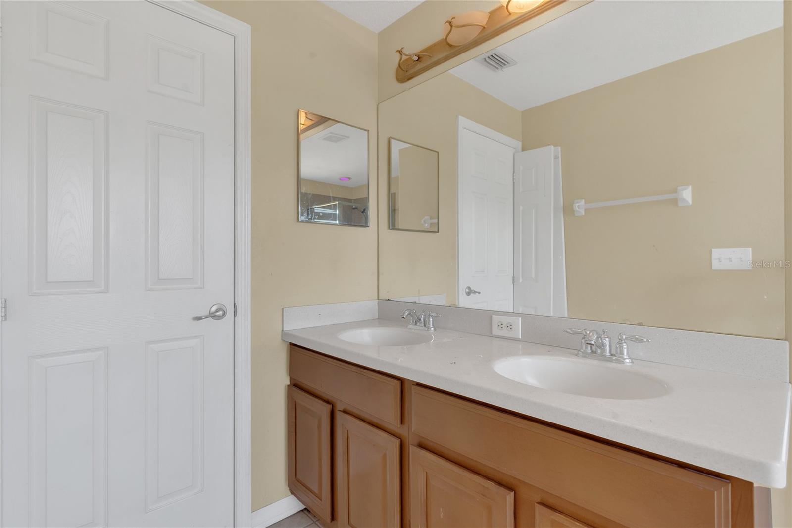 Listing photo id 15 for 4722 67th Avenue N