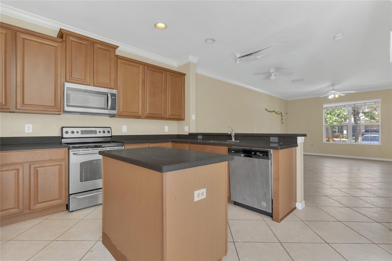 Listing photo id 5 for 4722 67th Avenue N
