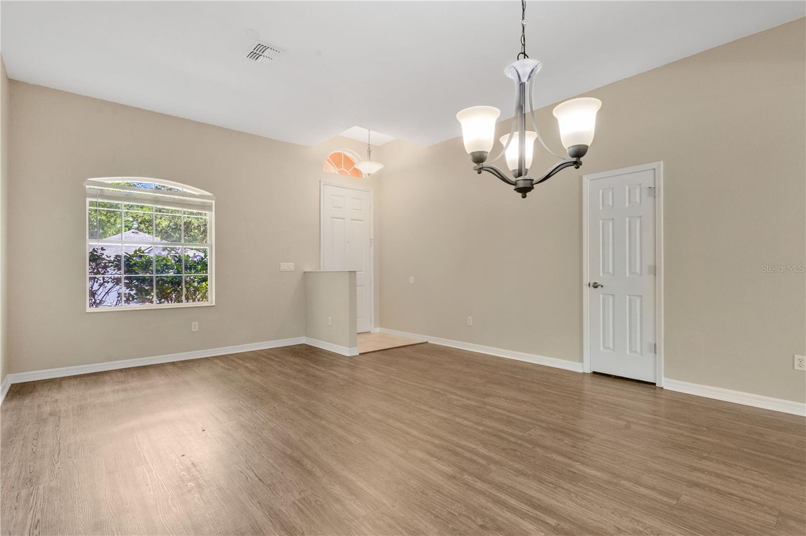 Listing photo id 1 for 12219 Hunters Lake Drive