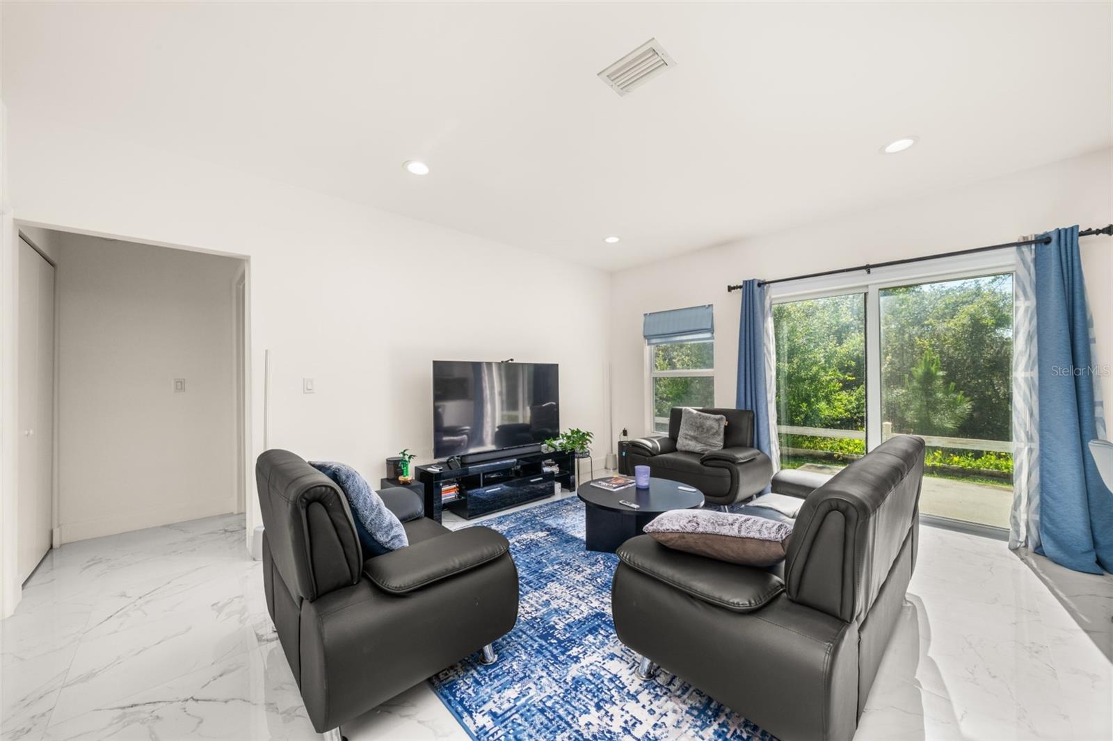 Image 12 of 35 For 827 Renault Avenue