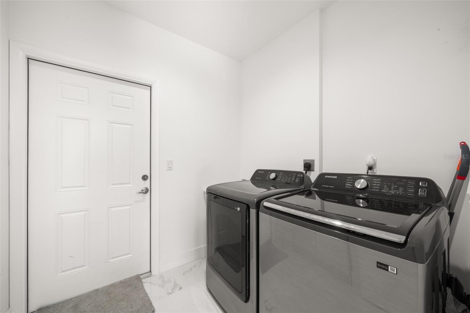 Image 15 of 35 For 827 Renault Avenue