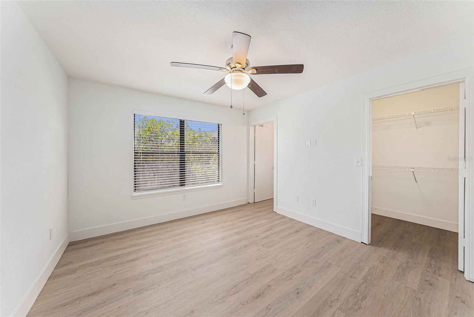 Listing photo id 11 for 11901 4th Street N 2107