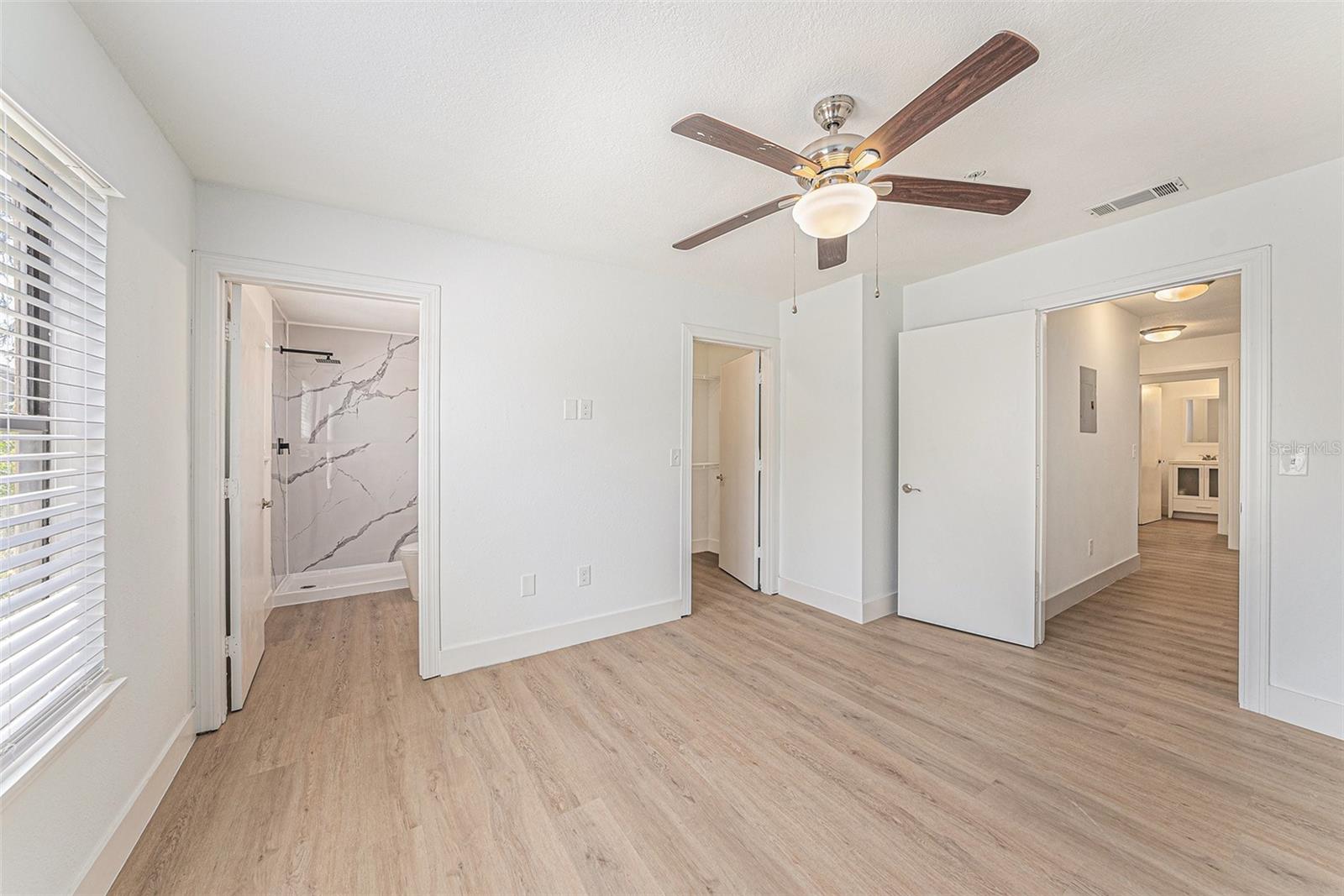 Listing photo id 12 for 11901 4th Street N 2107