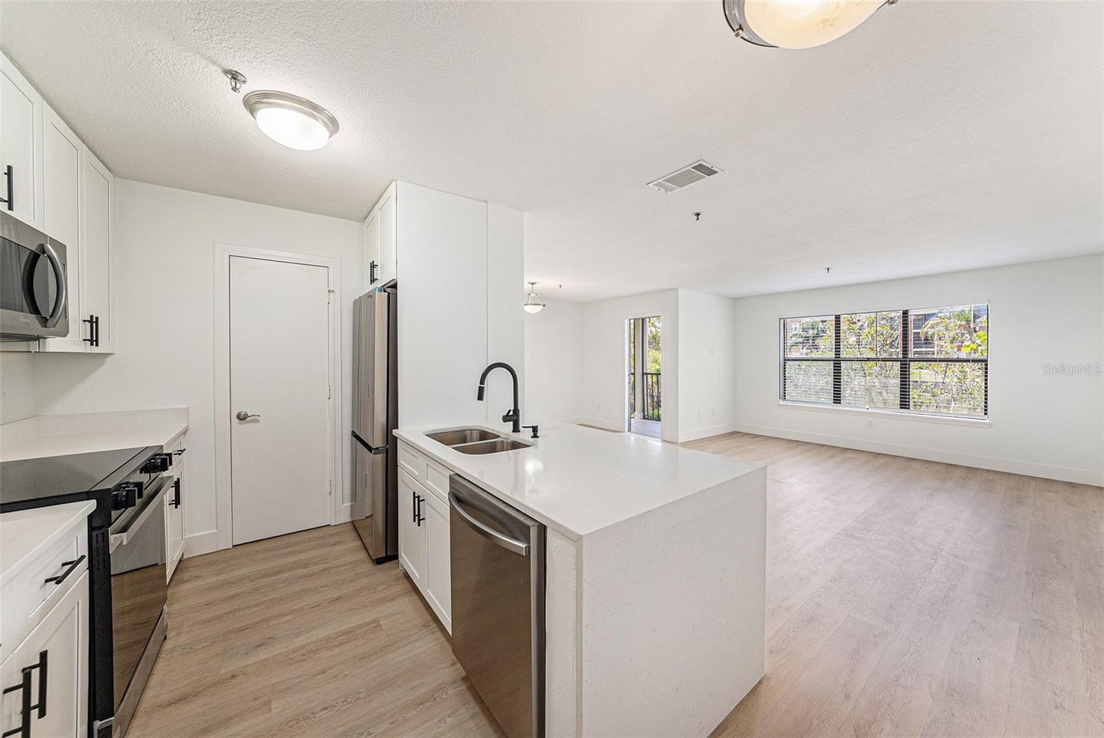 Listing photo id 7 for 11901 4th Street N 2107