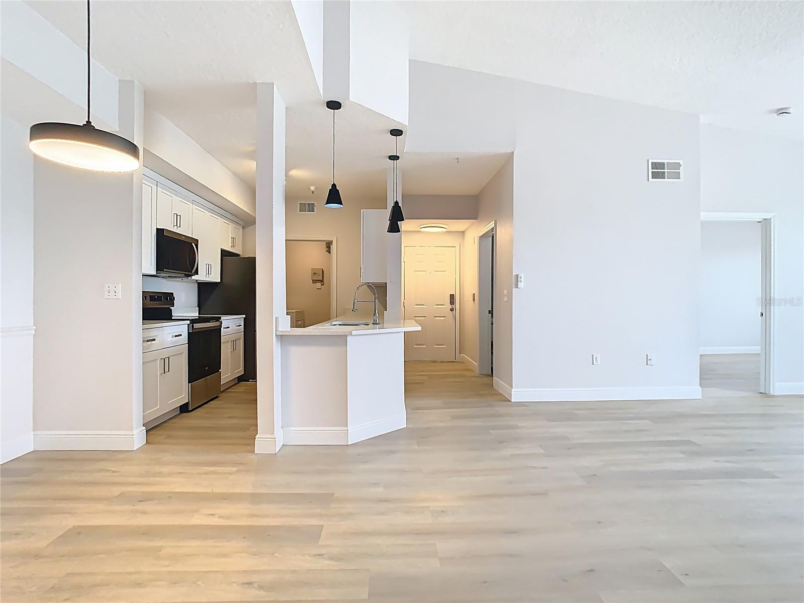 Image 14 of 66 For 5560 Metrowest Boulevard 3-304