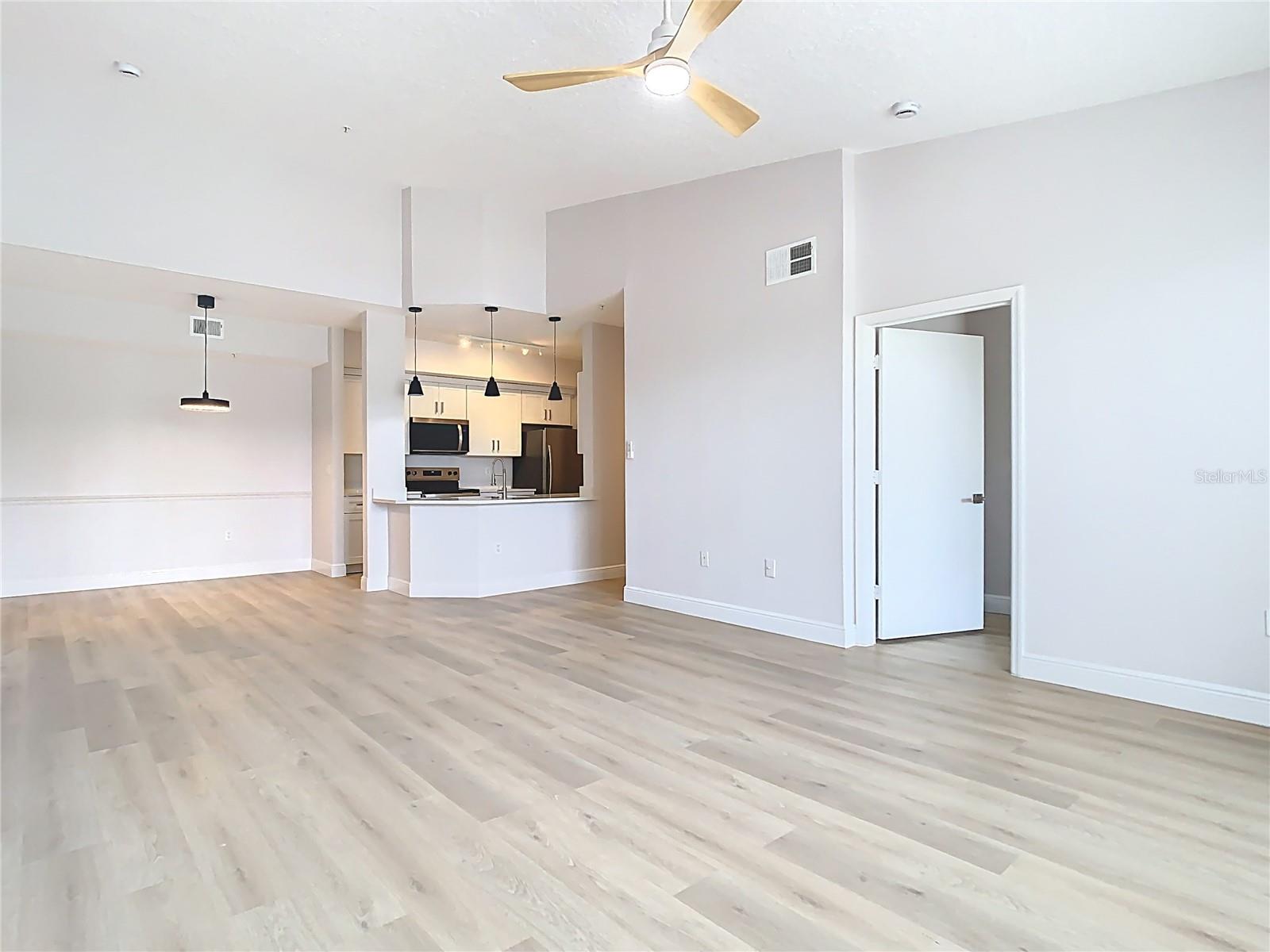 Image 18 of 66 For 5560 Metrowest Boulevard 3-304