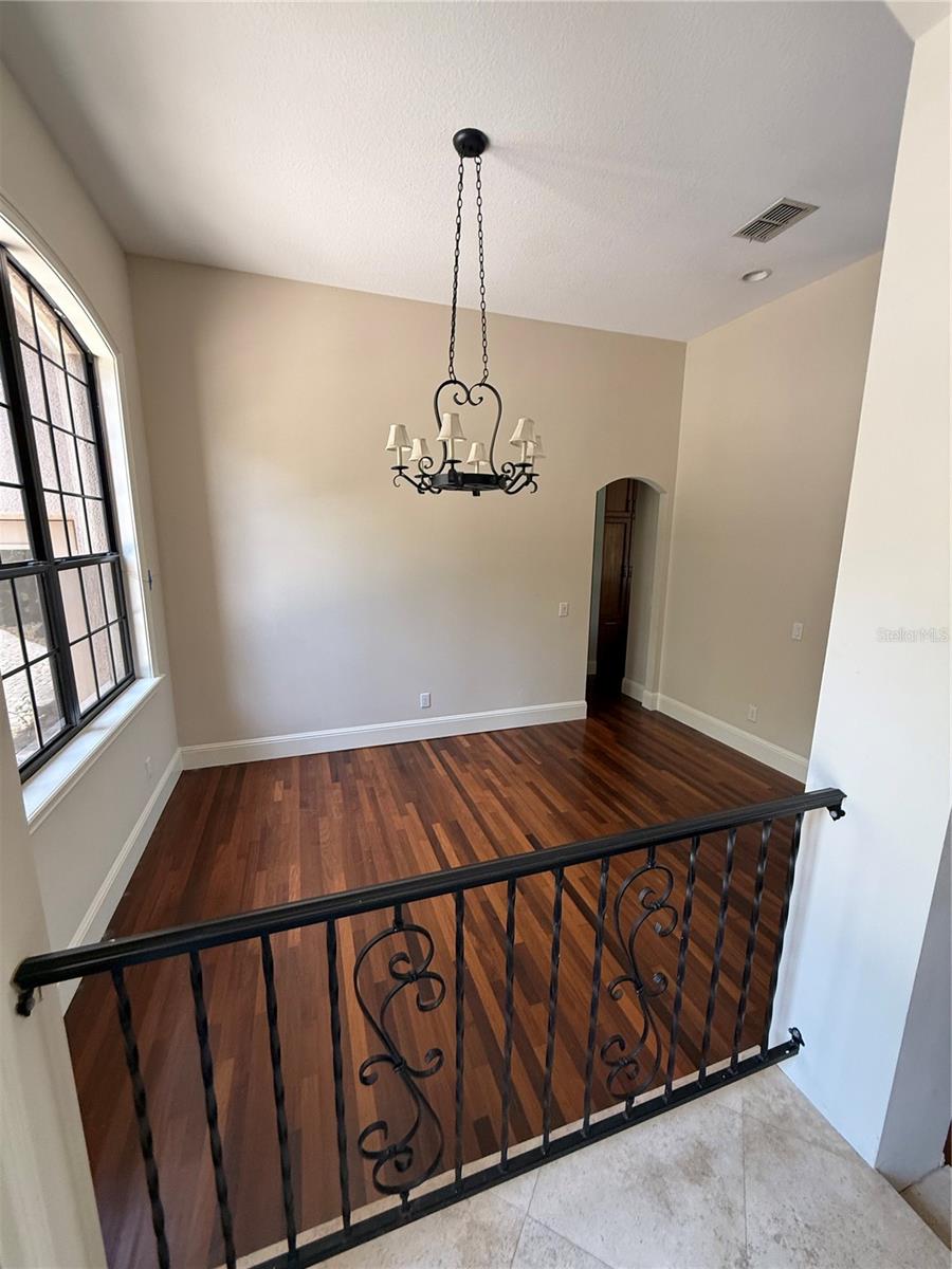 Listing photo id 3 for 708 Palenci Court