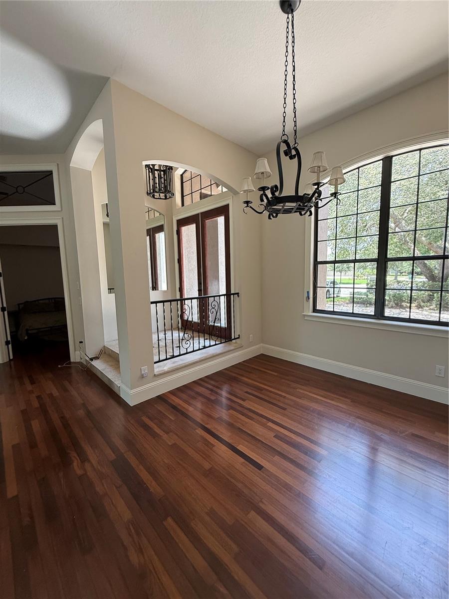 Listing photo id 4 for 708 Palenci Court